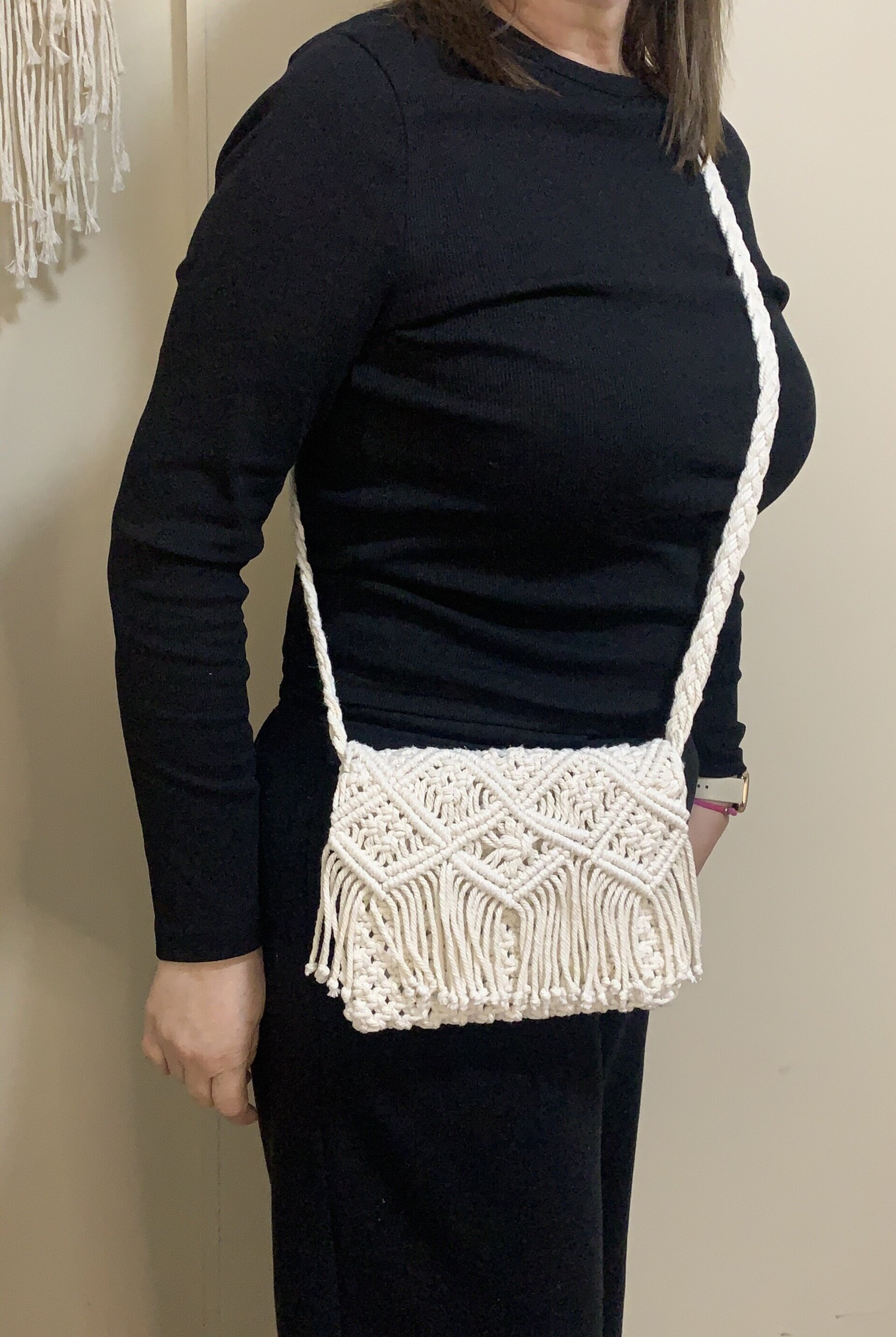 Bolso beige con rombos en macramé - 4