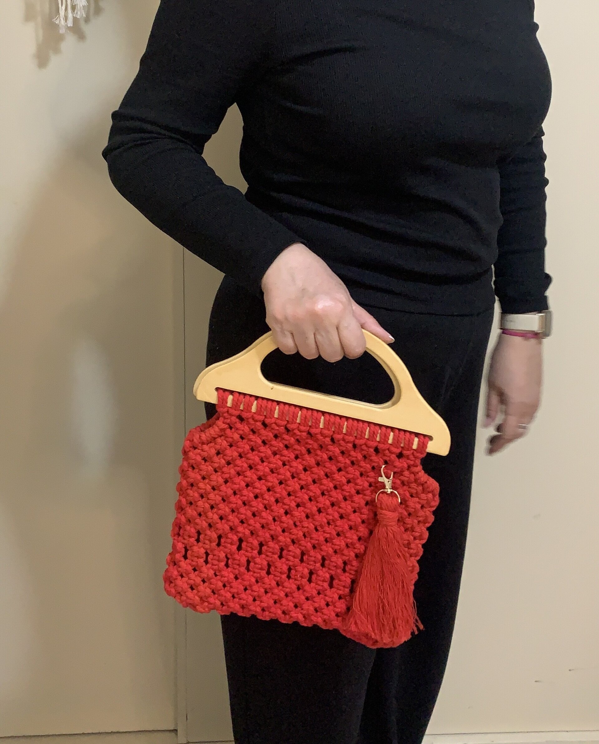 Bolso rojo con asa de madera en macramé - 3
