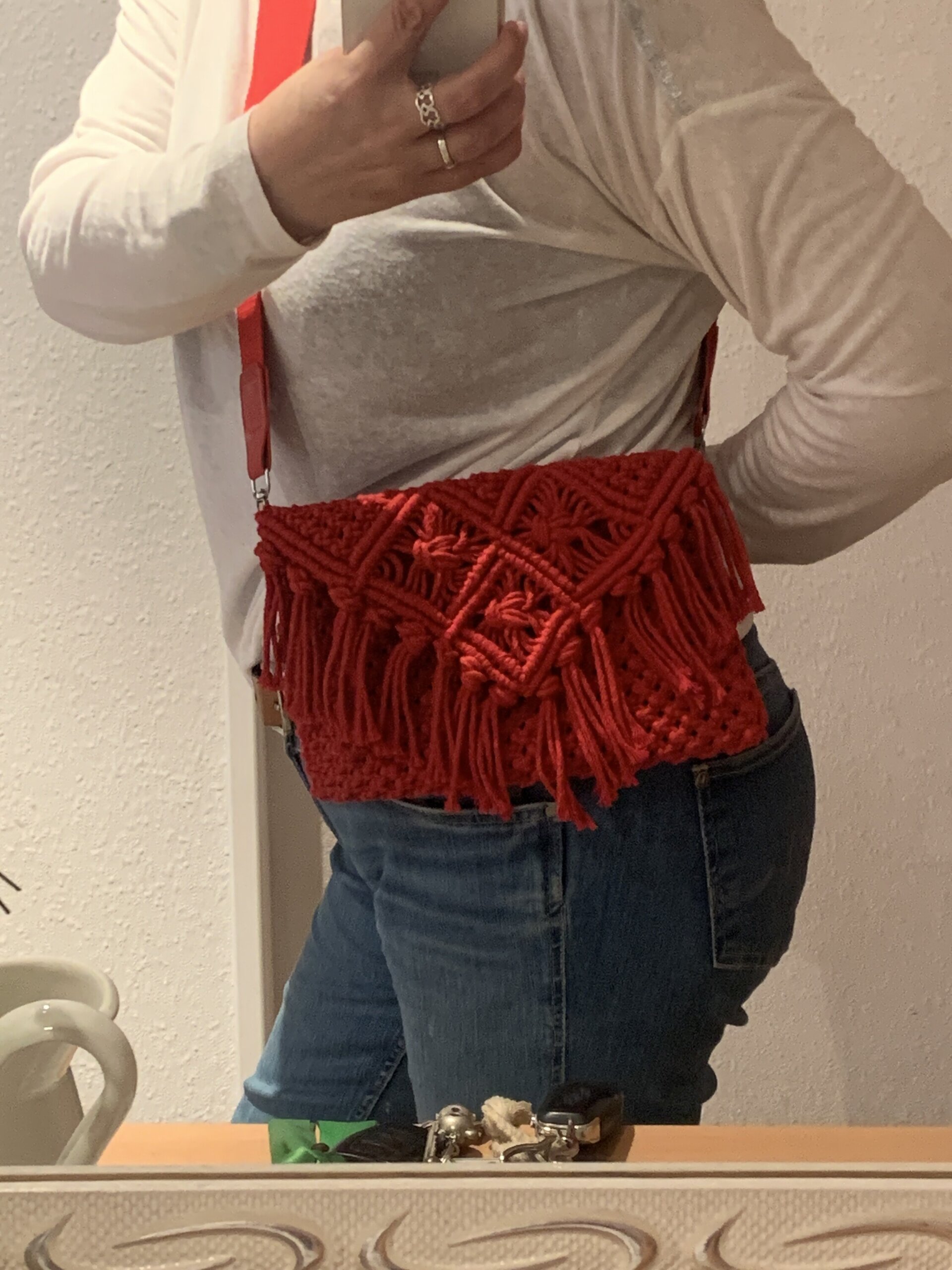 Bolso rojo con solapa y flecos - 4