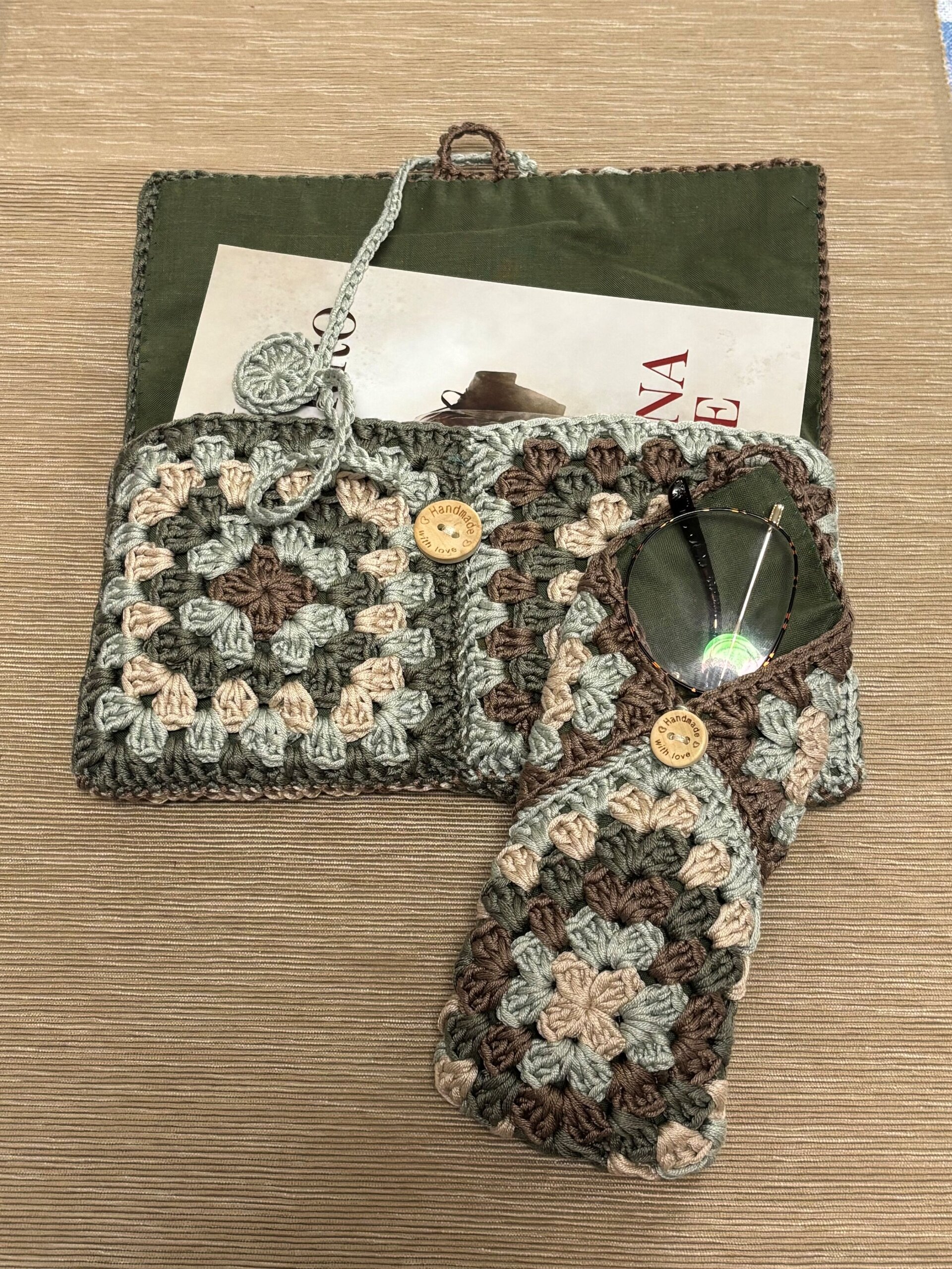 Conjunto funda gafas y portalibros hecho a mano crochet tonos verde - 2