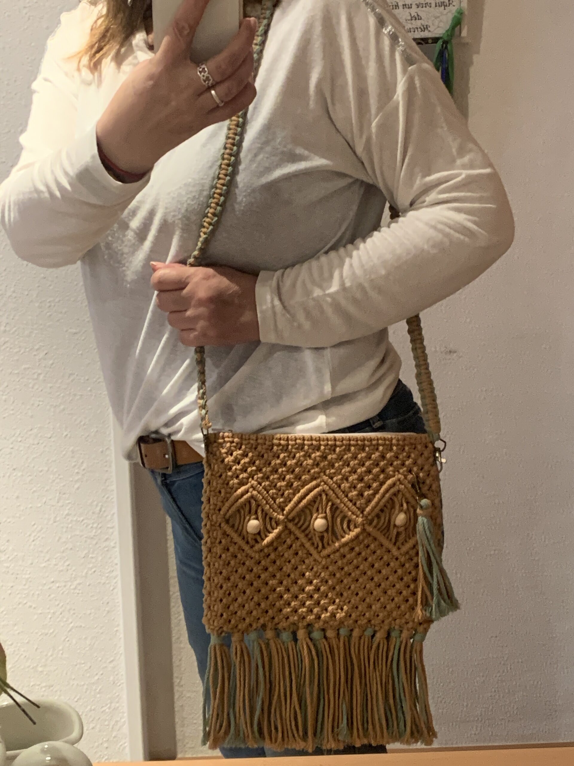 Bolso bicolor camel y verde de macramé con flecos - 6