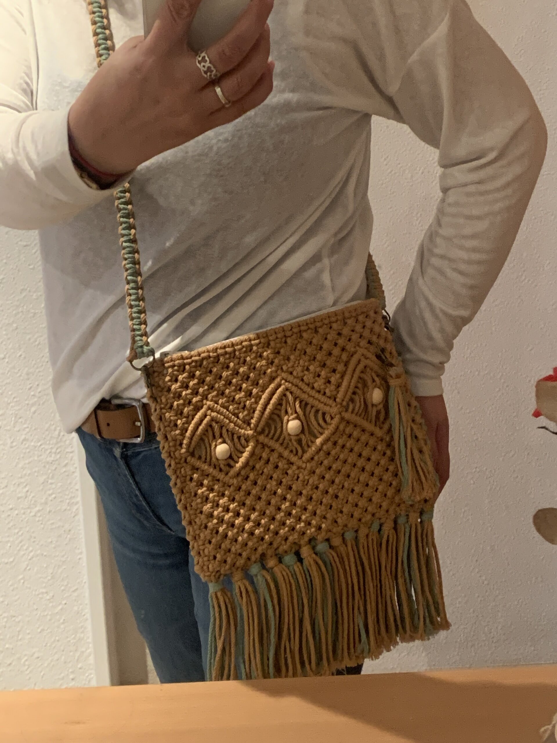 Bolso bicolor camel y verde de macramé con flecos - 5