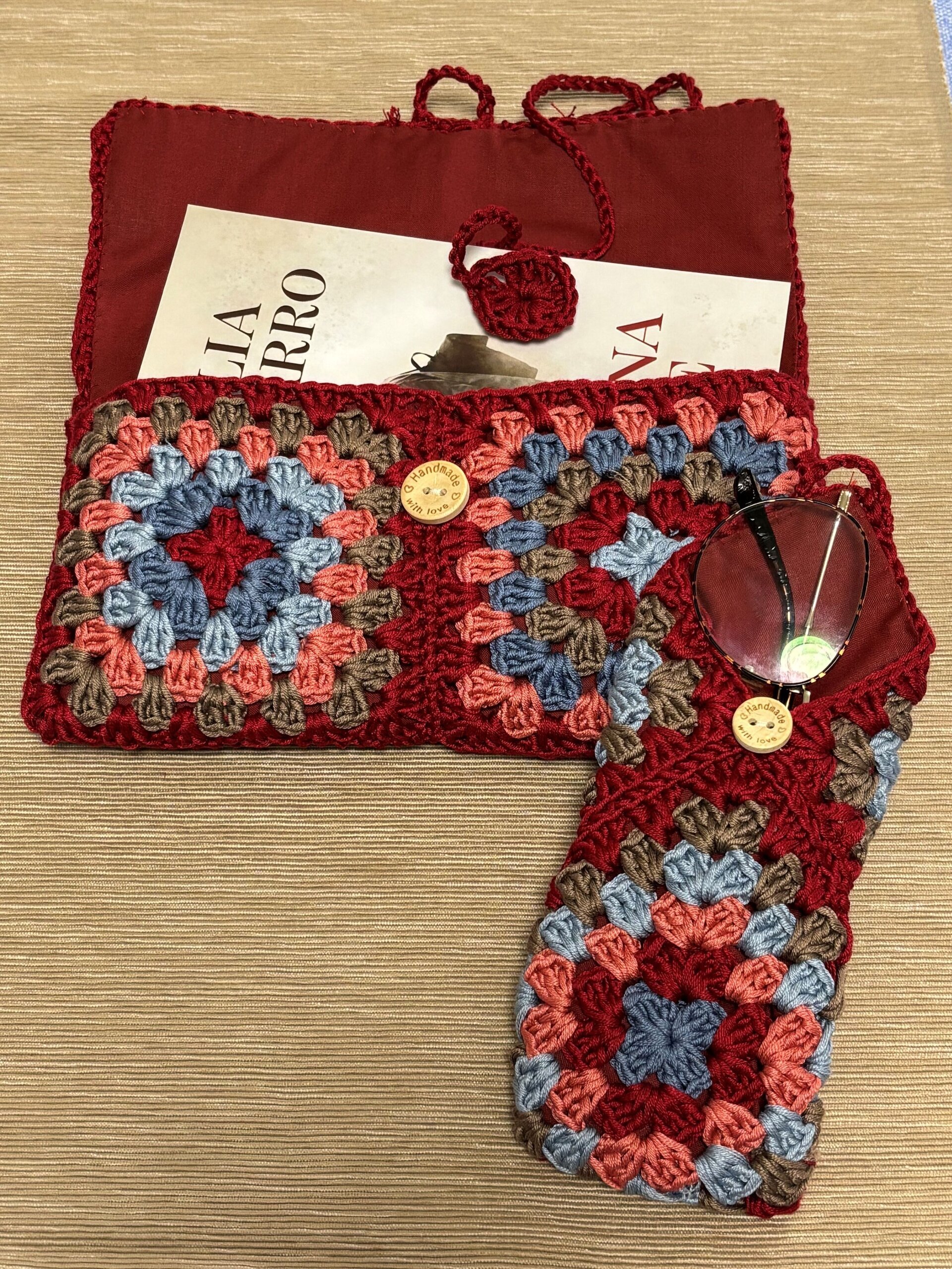 Conjunto funda gafas y portalibros hecho a mano crochet tonos granate - 2
