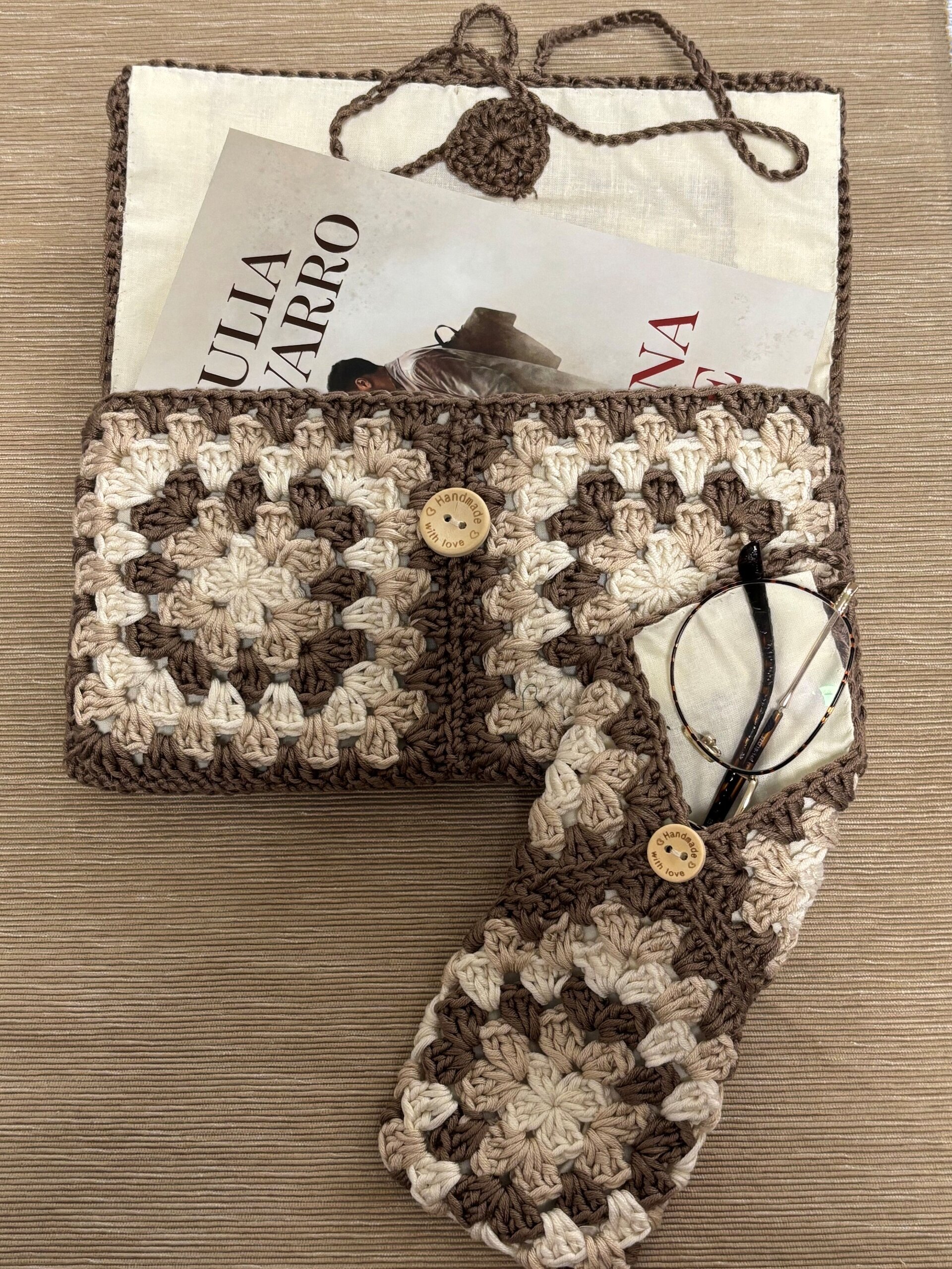 Conjunto funda gafas y portalibros hecho a mano crochet tonos marrones - 3