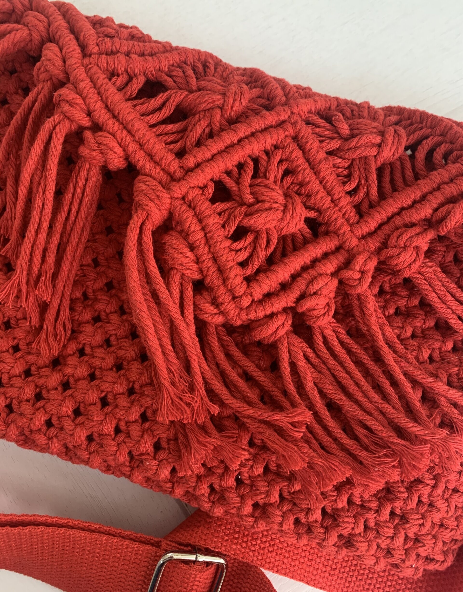 Bolso rojo con solapa y flecos - 6