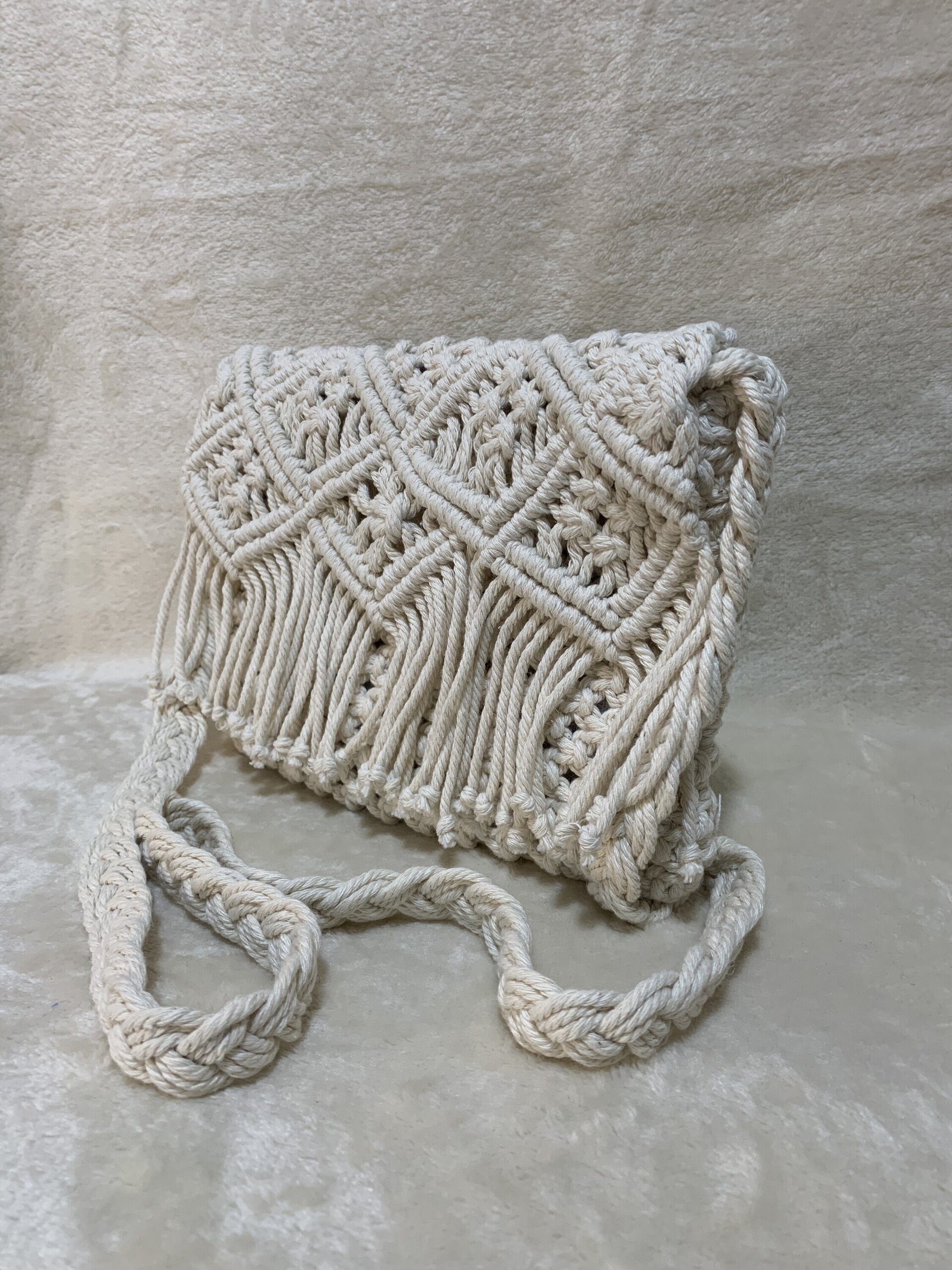 Bolso beige con rombos en macramé - 3