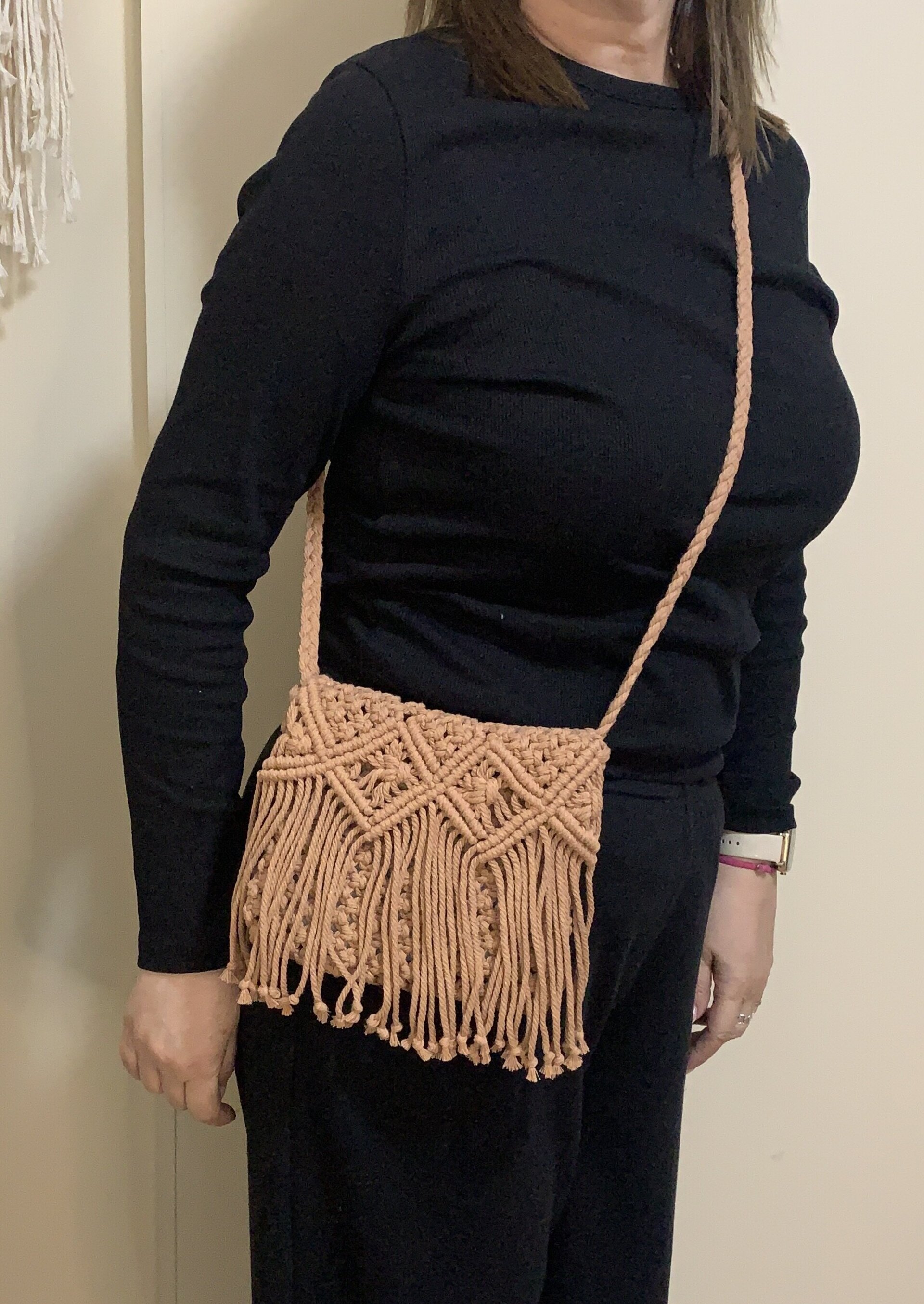 Bolso camel con flecos en macramé - 4