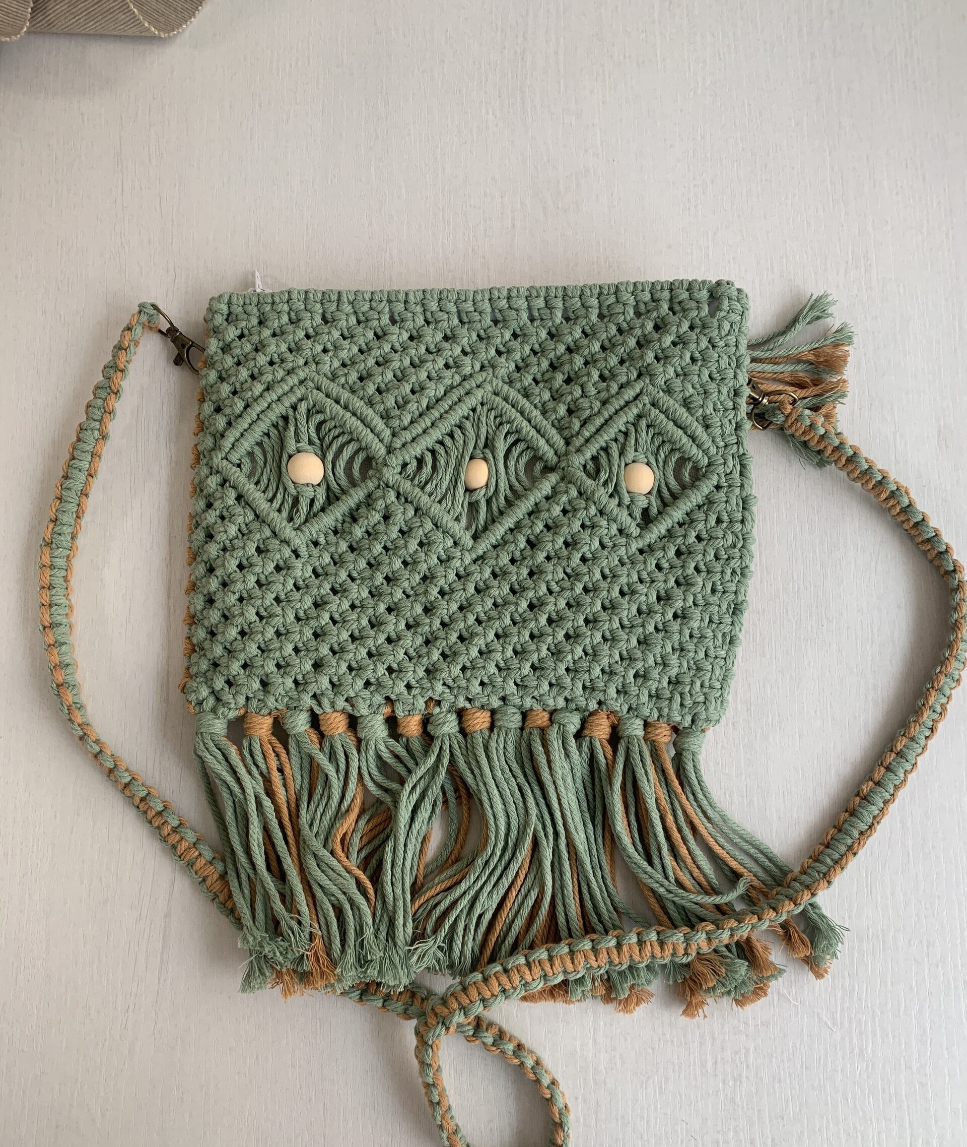 Bolso bicolor camel y verde de macramé con flecos - 2