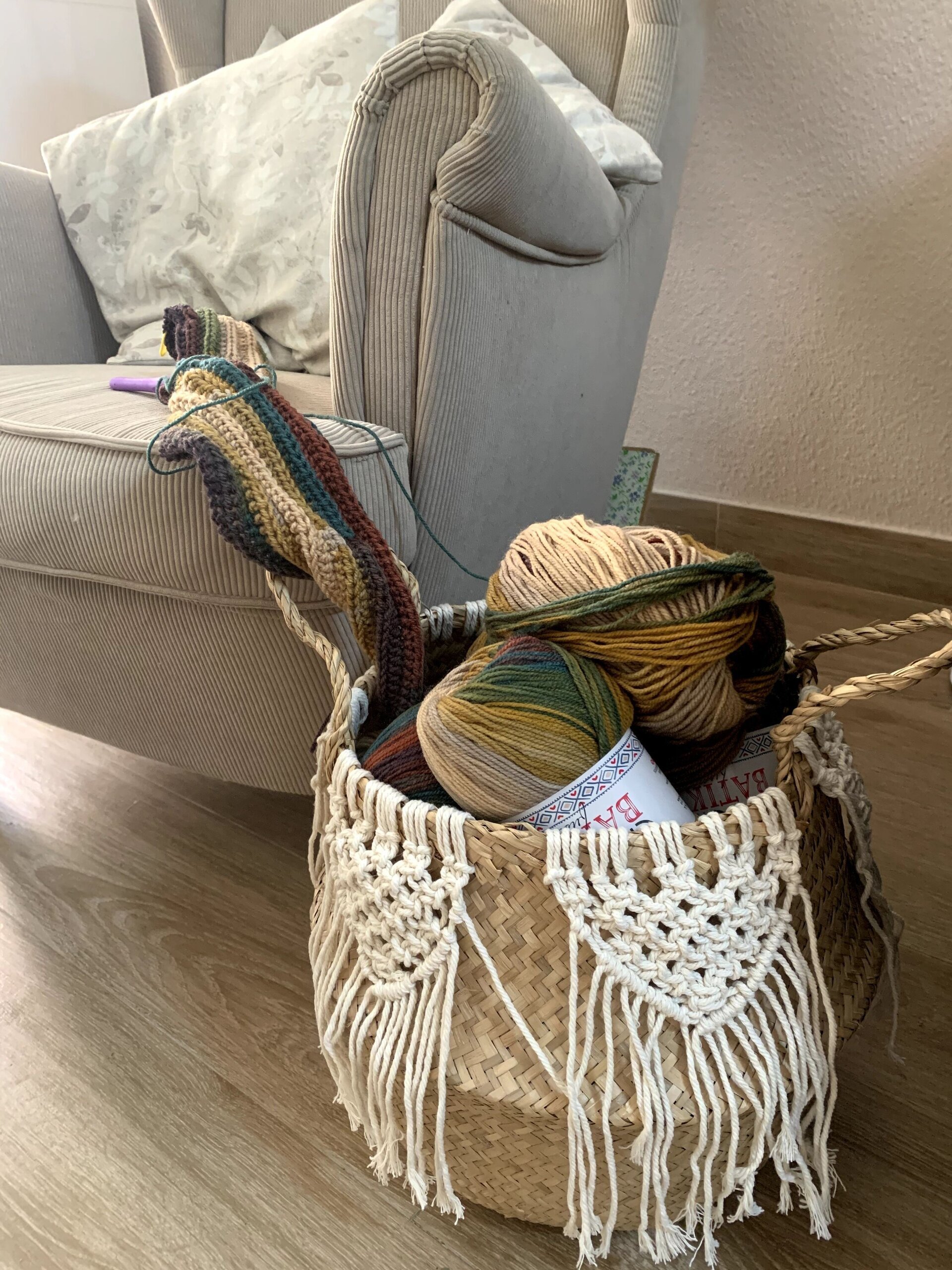 Cesta con adornos en macramé - 4