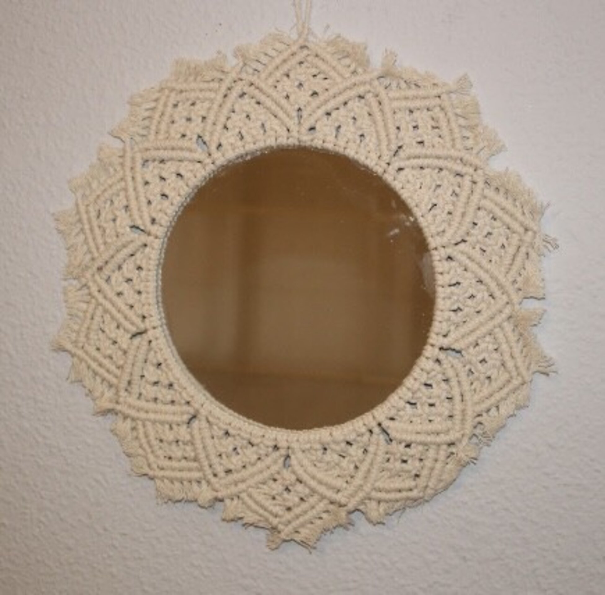 Espejo con adorno de macramé - 3