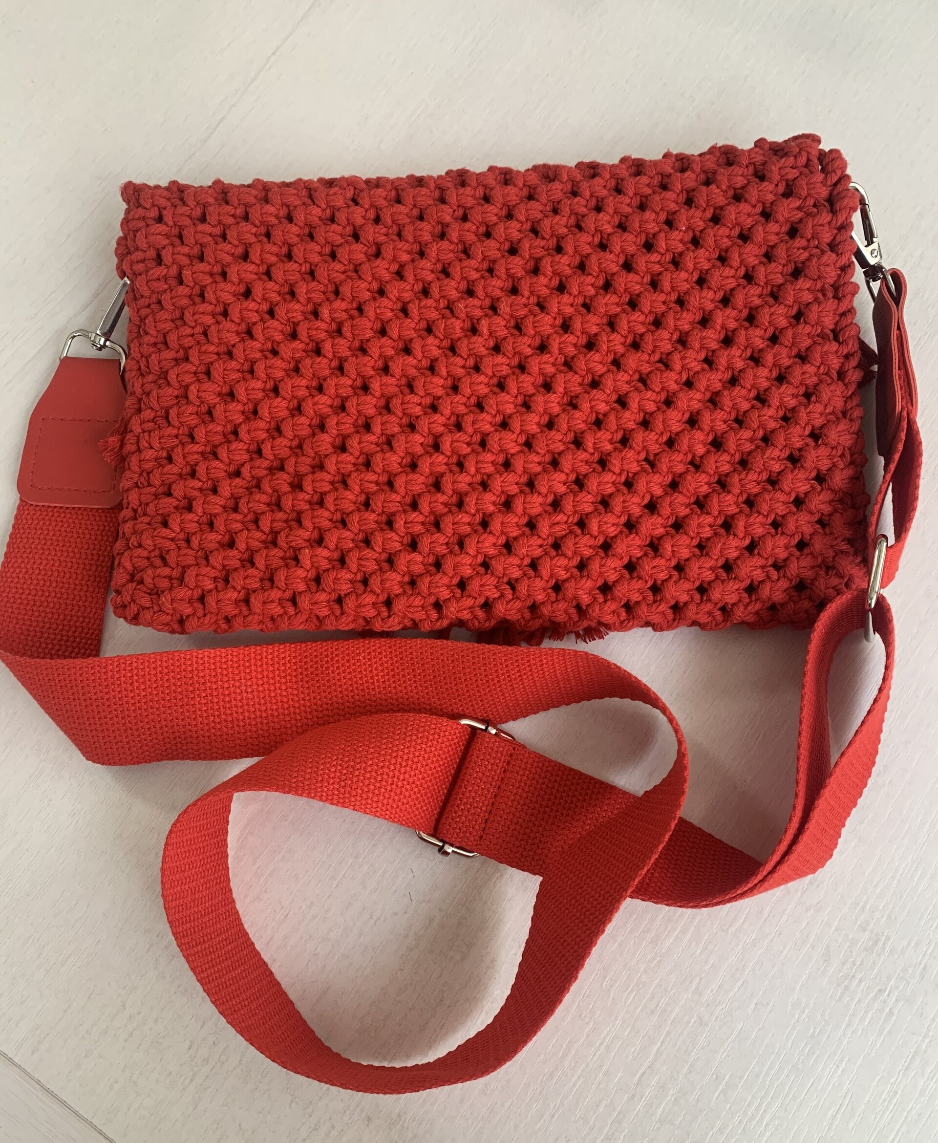 Bolso rojo con solapa y flecos - 3