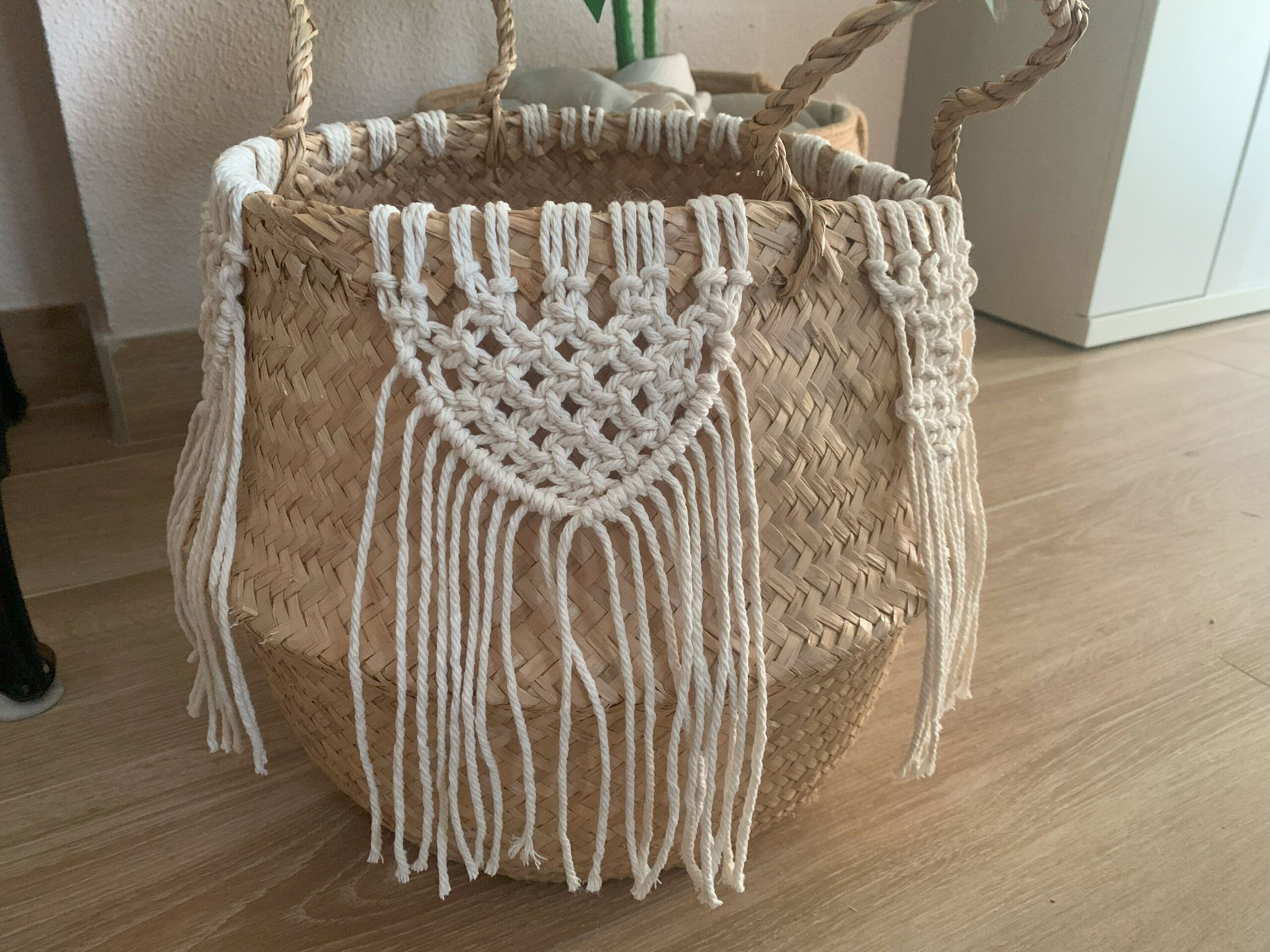 Cesta con adornos en macramé - 3