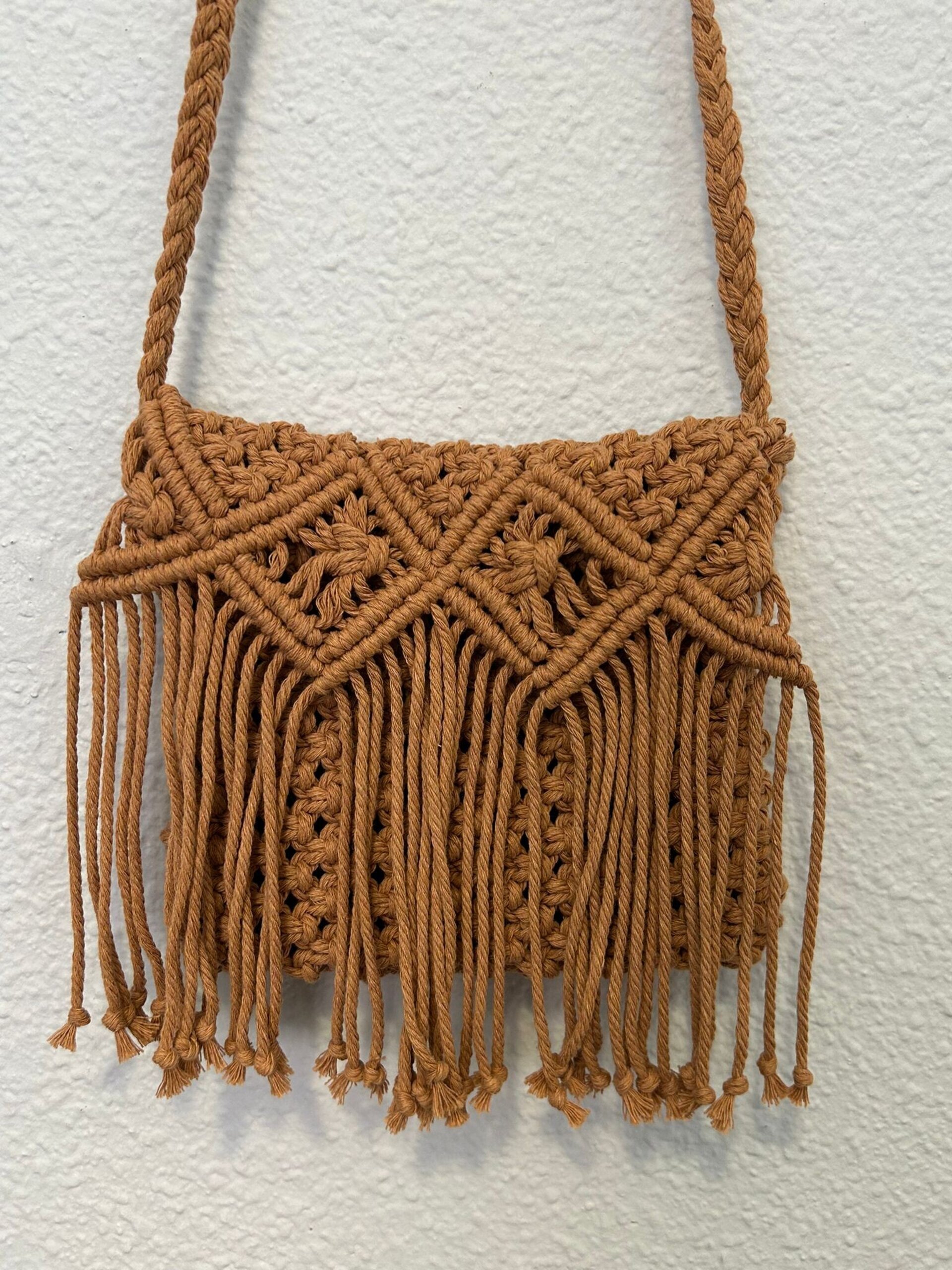 Bolso camel con flecos en macramé - 2