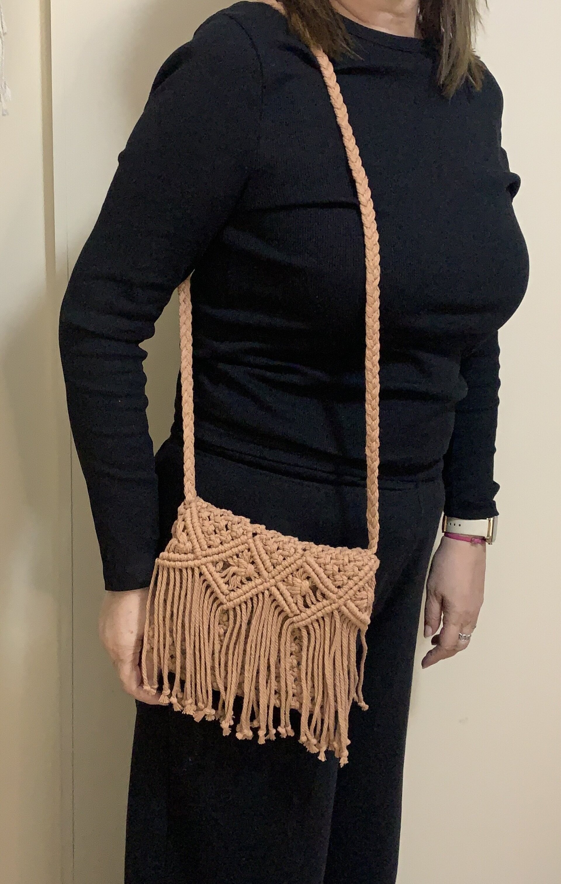 Bolso camel con flecos en macramé - 3