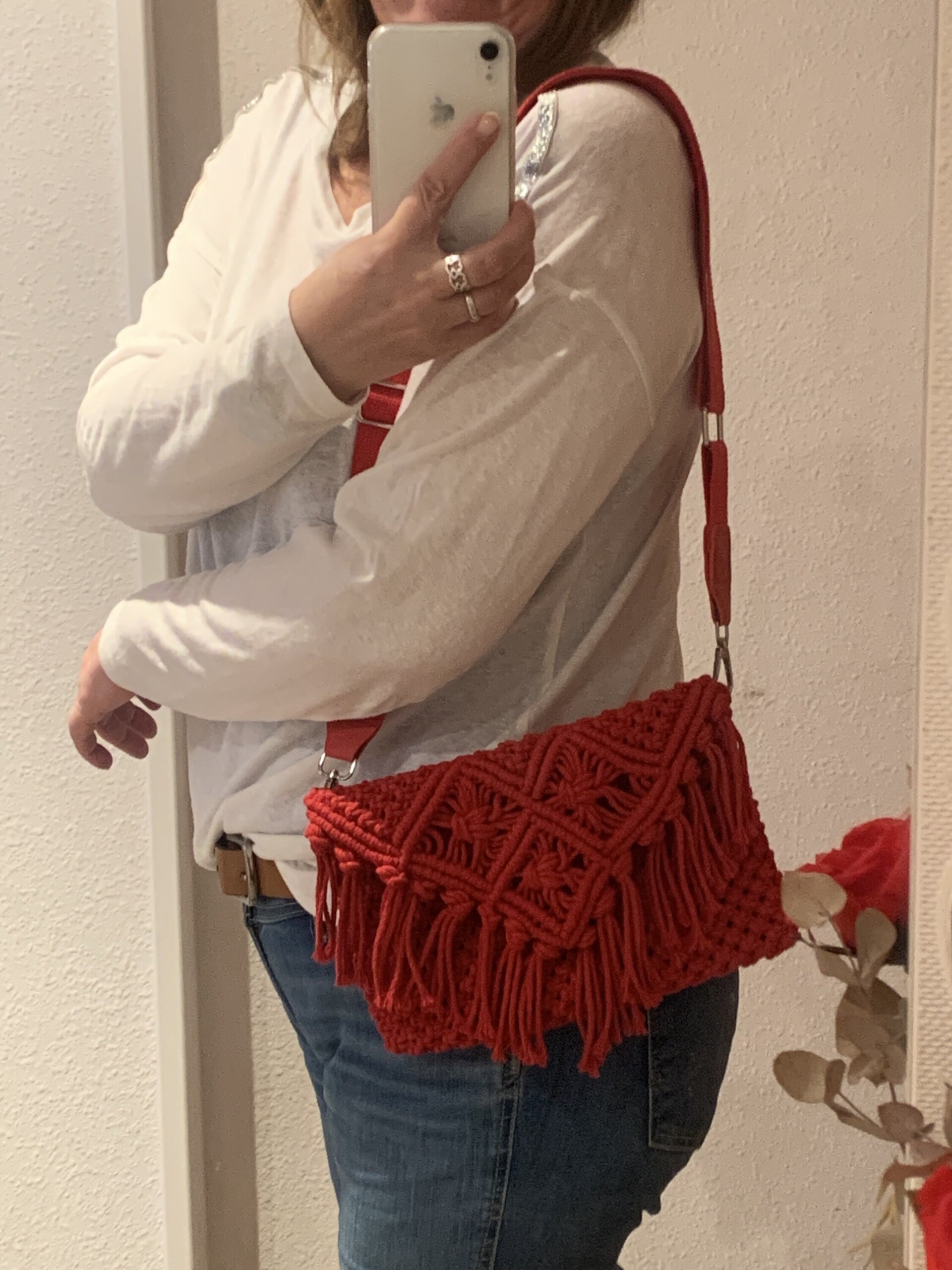 Bolso rojo con solapa y flecos - 5