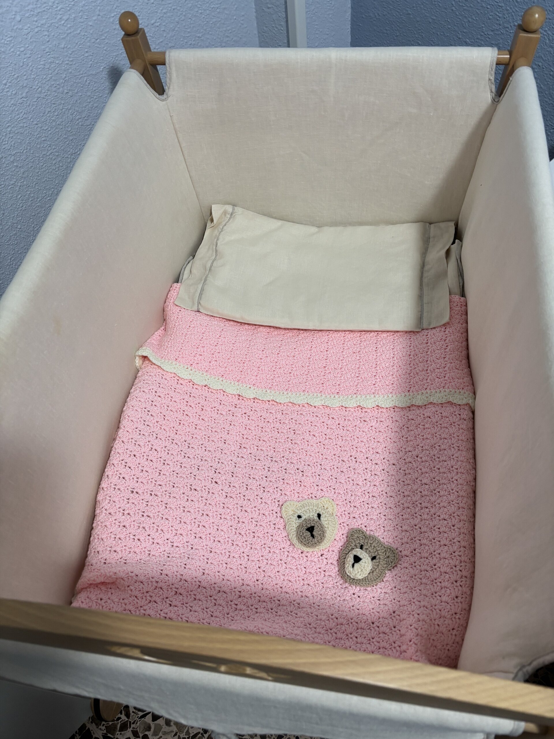 Manta para minicuna o arrullo bebé rosa hecha a mano a crochet - 2