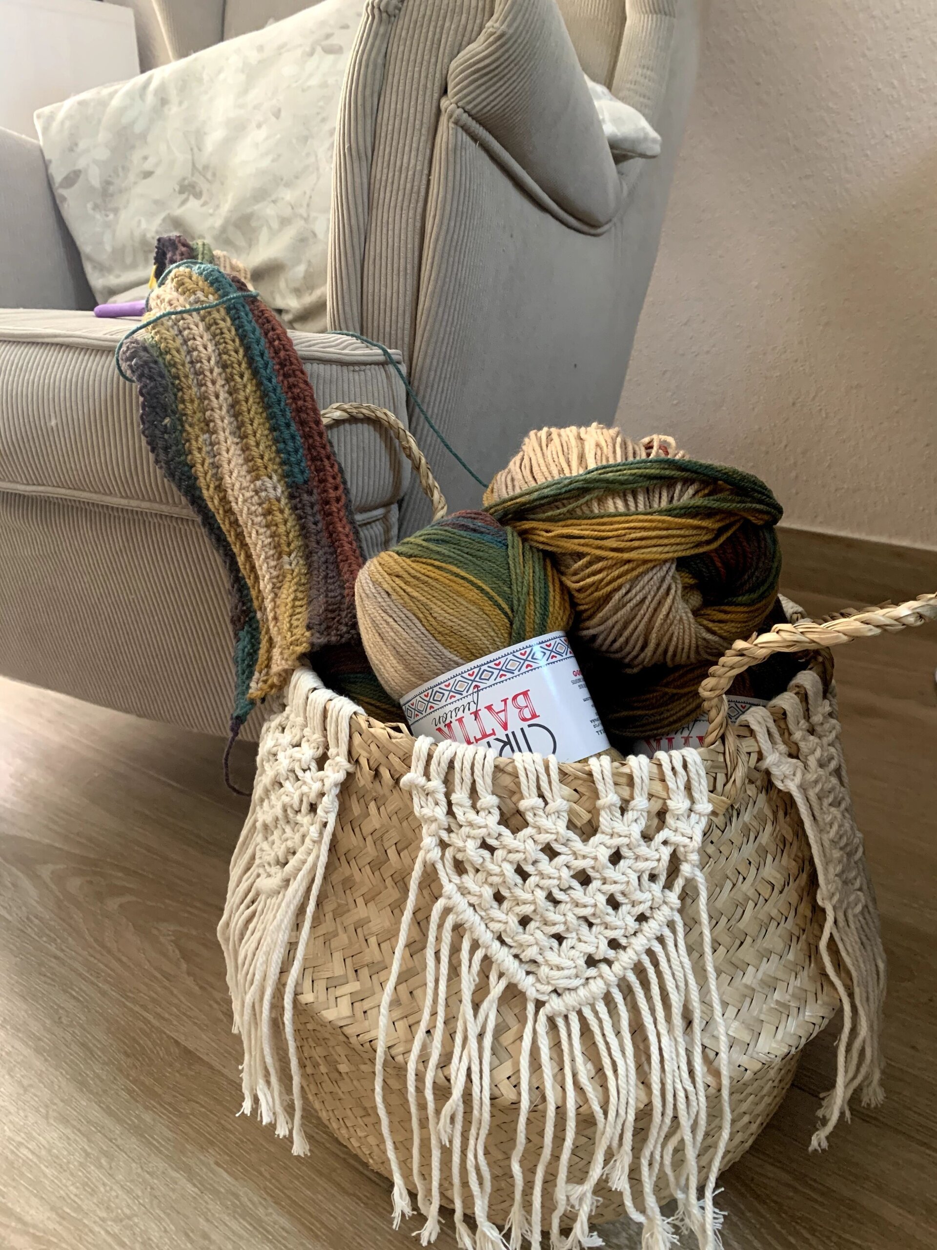 Cesta con adornos en macramé - 5