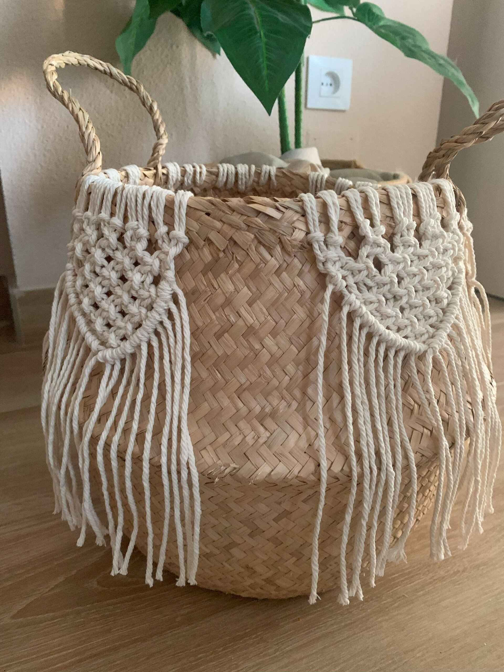 Cesta con adornos en macramé - 7