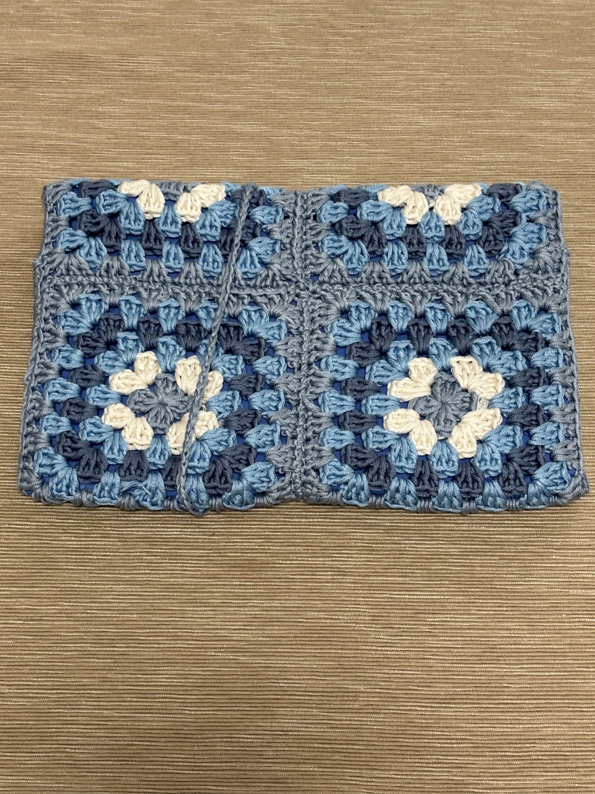 Conjunto funda gafas y portalibros hecho a mano crochet tonos azul oscuro - 3