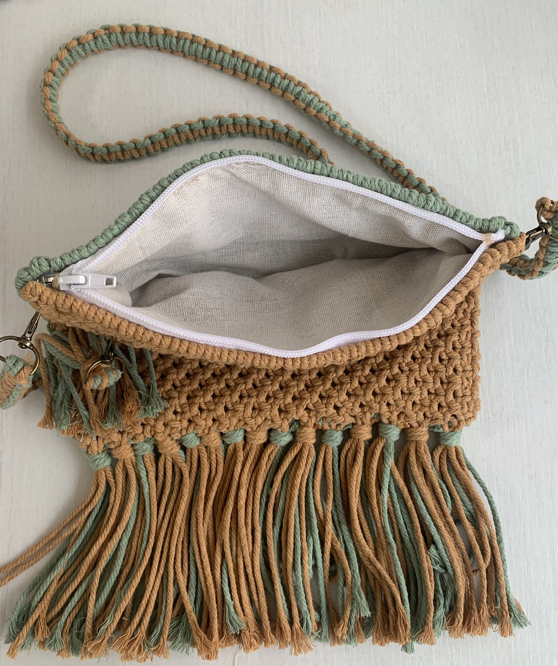 Bolso bicolor camel y verde de macramé con flecos - 4