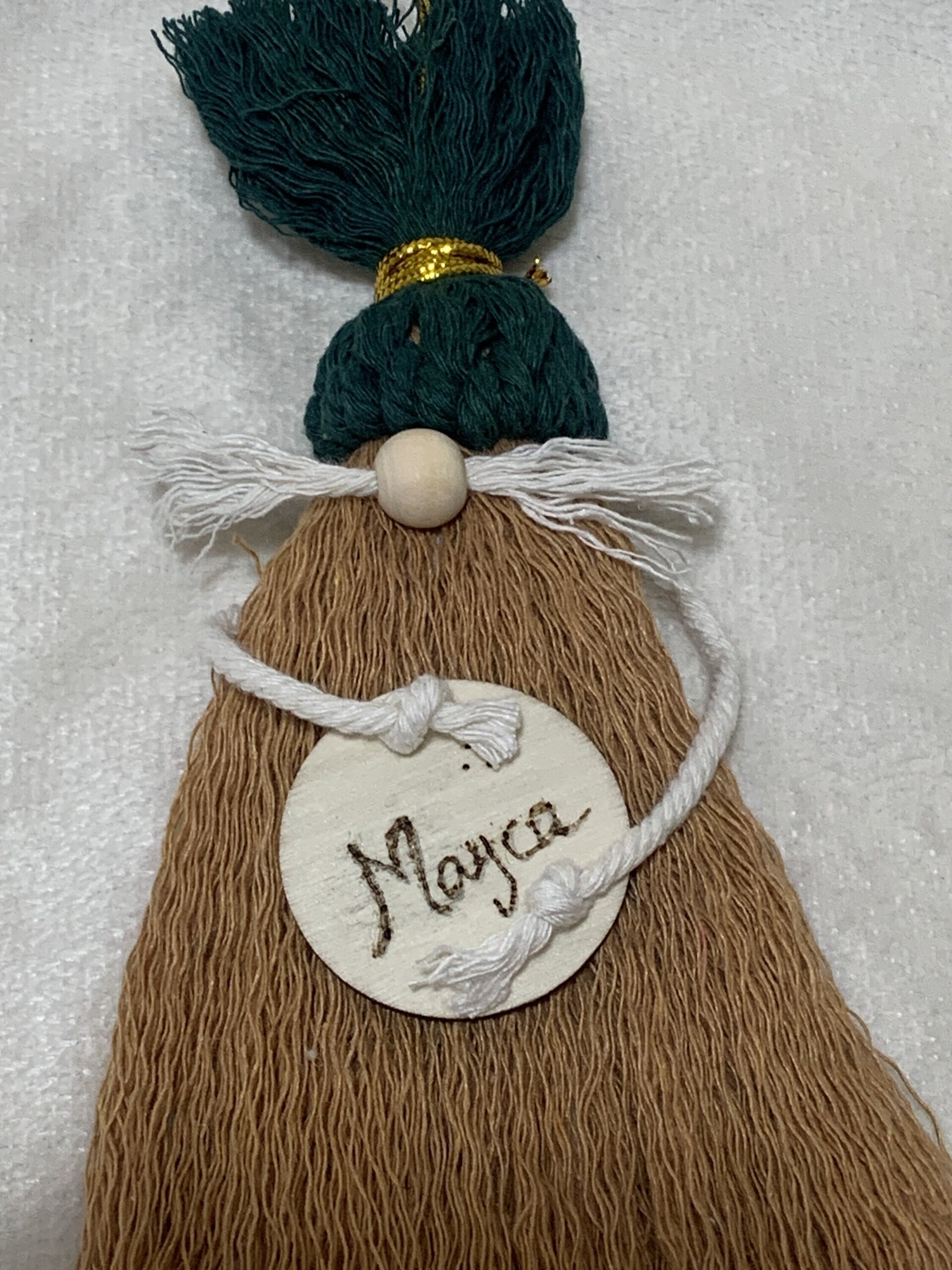 Duende gorro verde, cuerpo camel (Personalizado con nombre) - 2