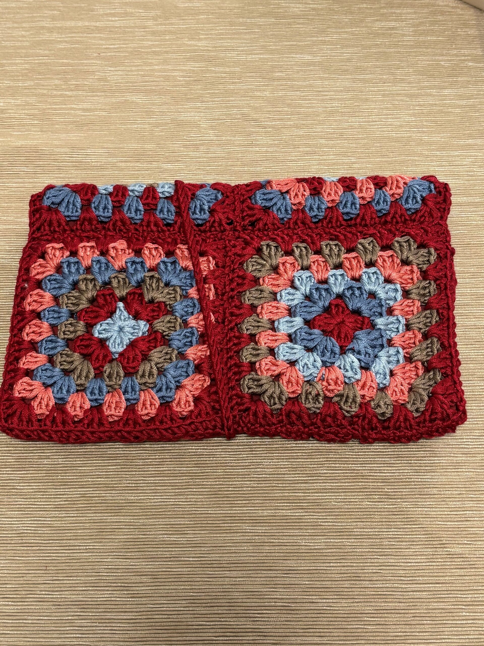 Conjunto funda gafas y portalibros hecho a mano crochet tonos granate - 4