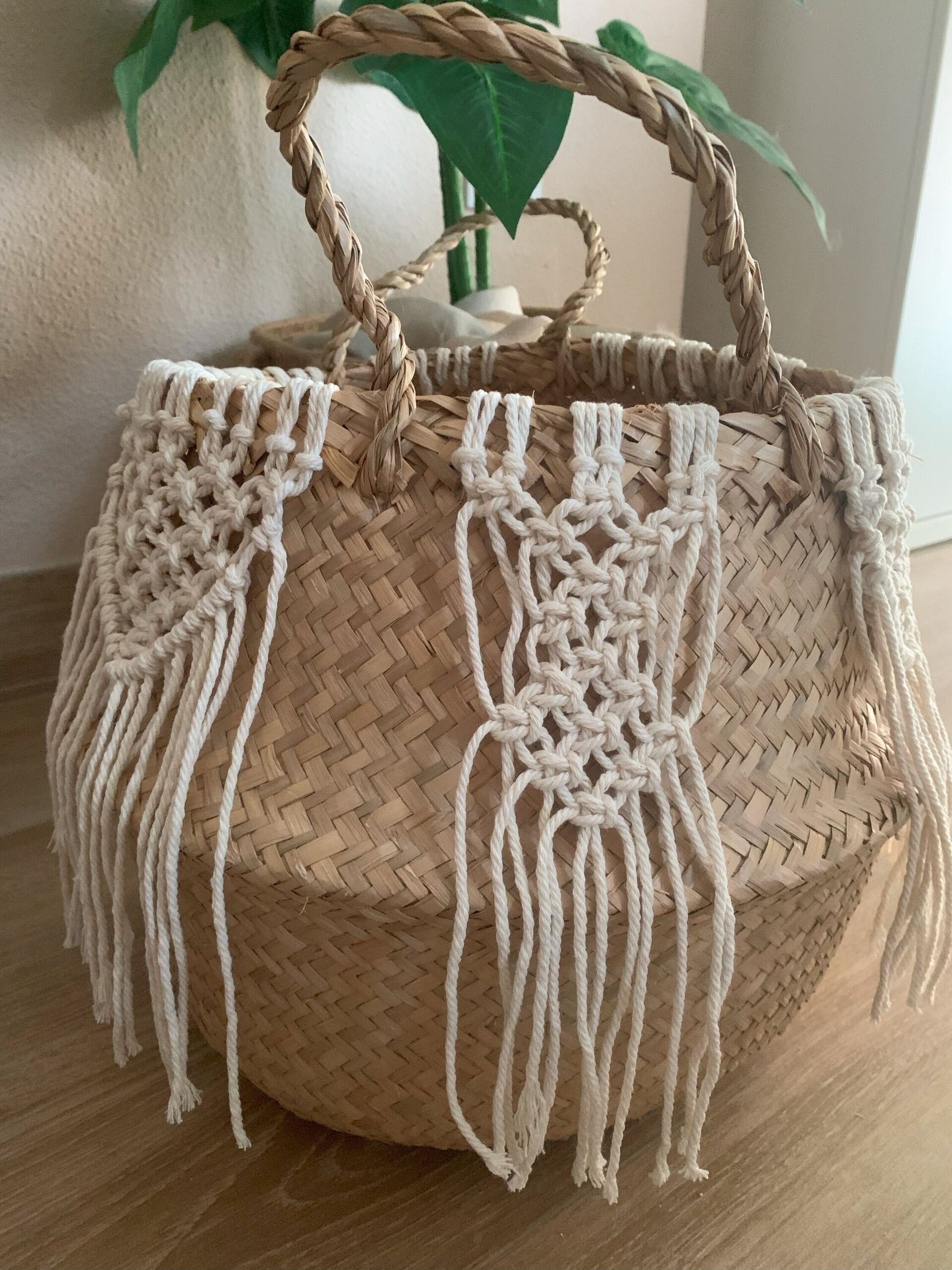 Cesta con adornos en macramé - 2