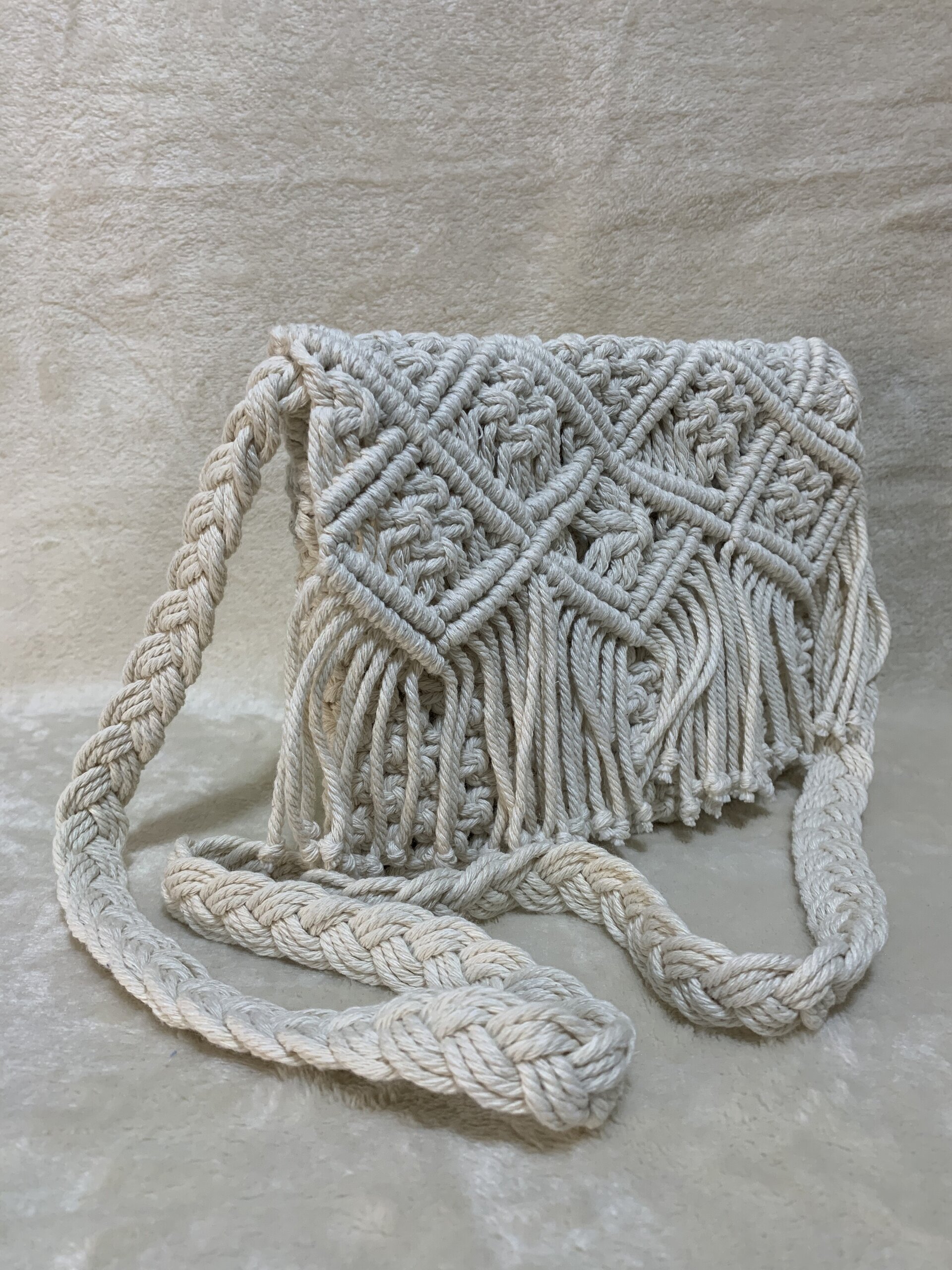 Bolso beige con rombos en macramé - 2