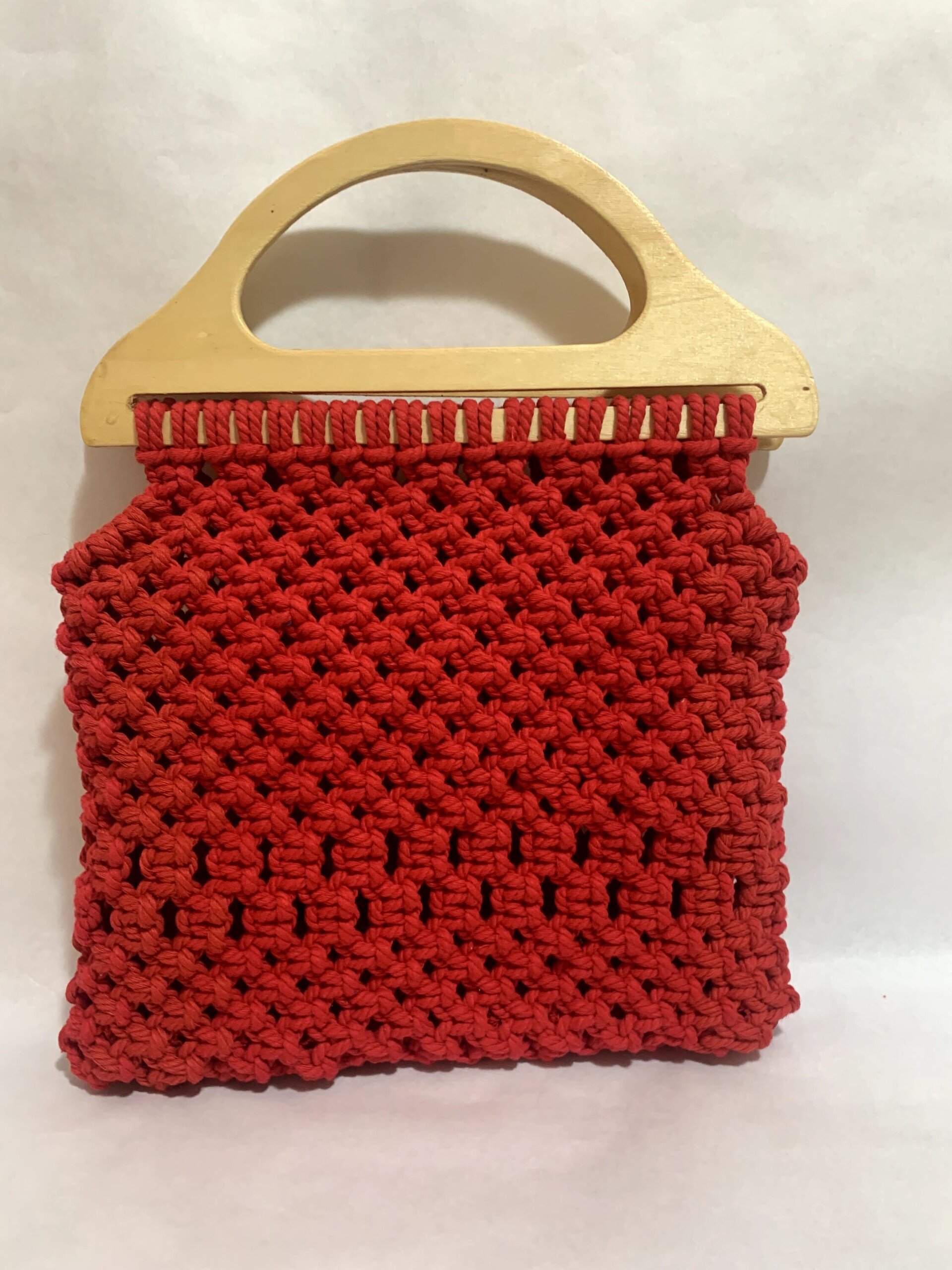 Bolso rojo con asa de madera en macramé - 2