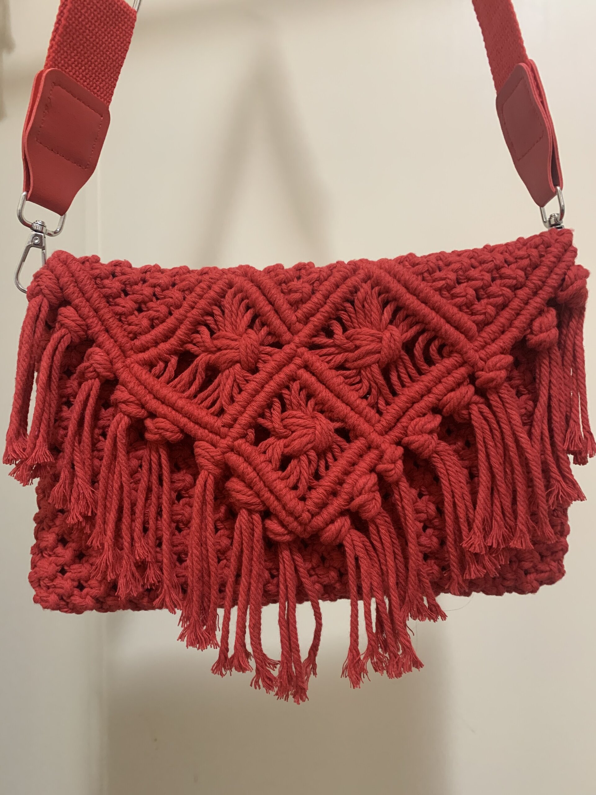 Bolso rojo con solapa y flecos - 7
