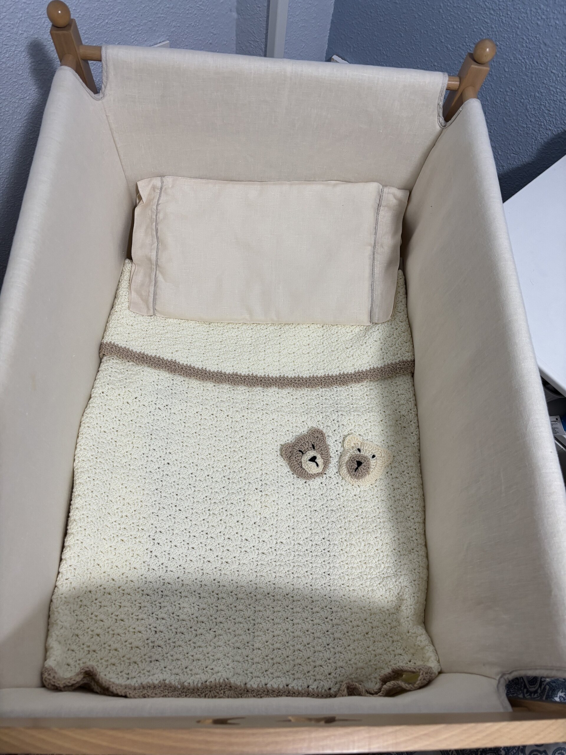 Manta para minicuna o arrullo bebé beige hecha a mano a crochet - 4