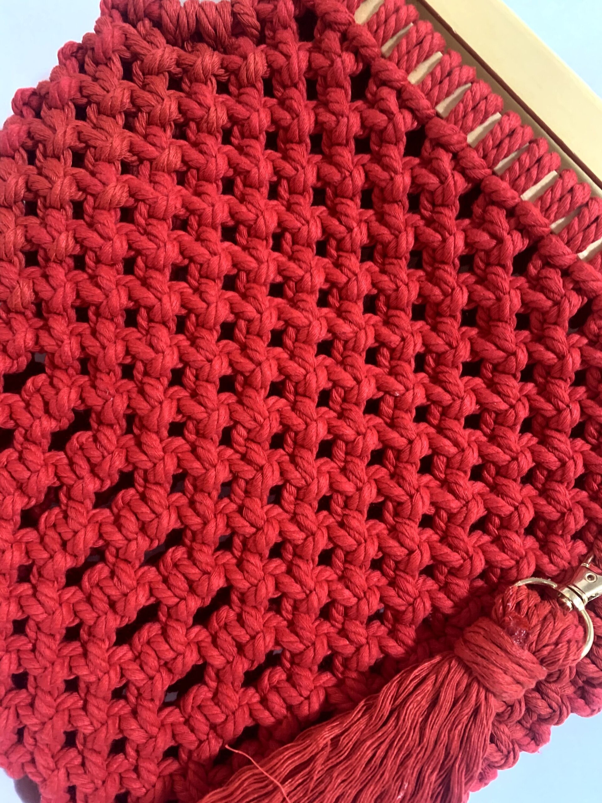 Bolso rojo con asa de madera en macramé - 4