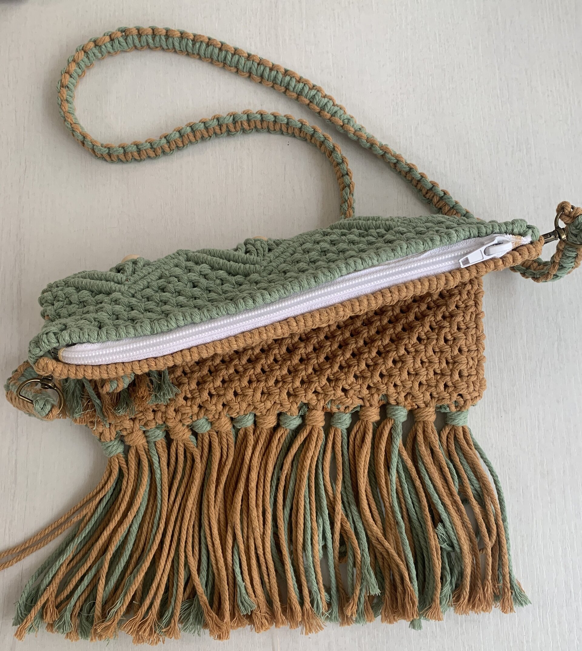 Bolso bicolor camel y verde de macramé con flecos - 3