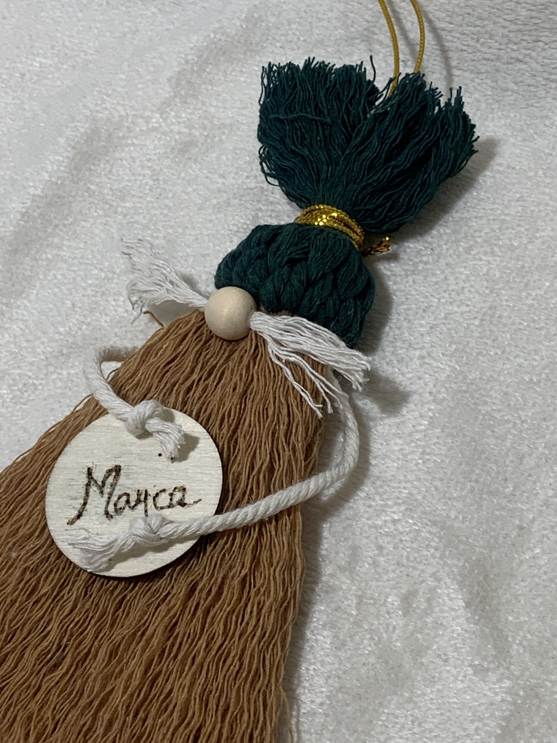 Duende gorro verde, cuerpo camel (Personalizado con nombre) - 3