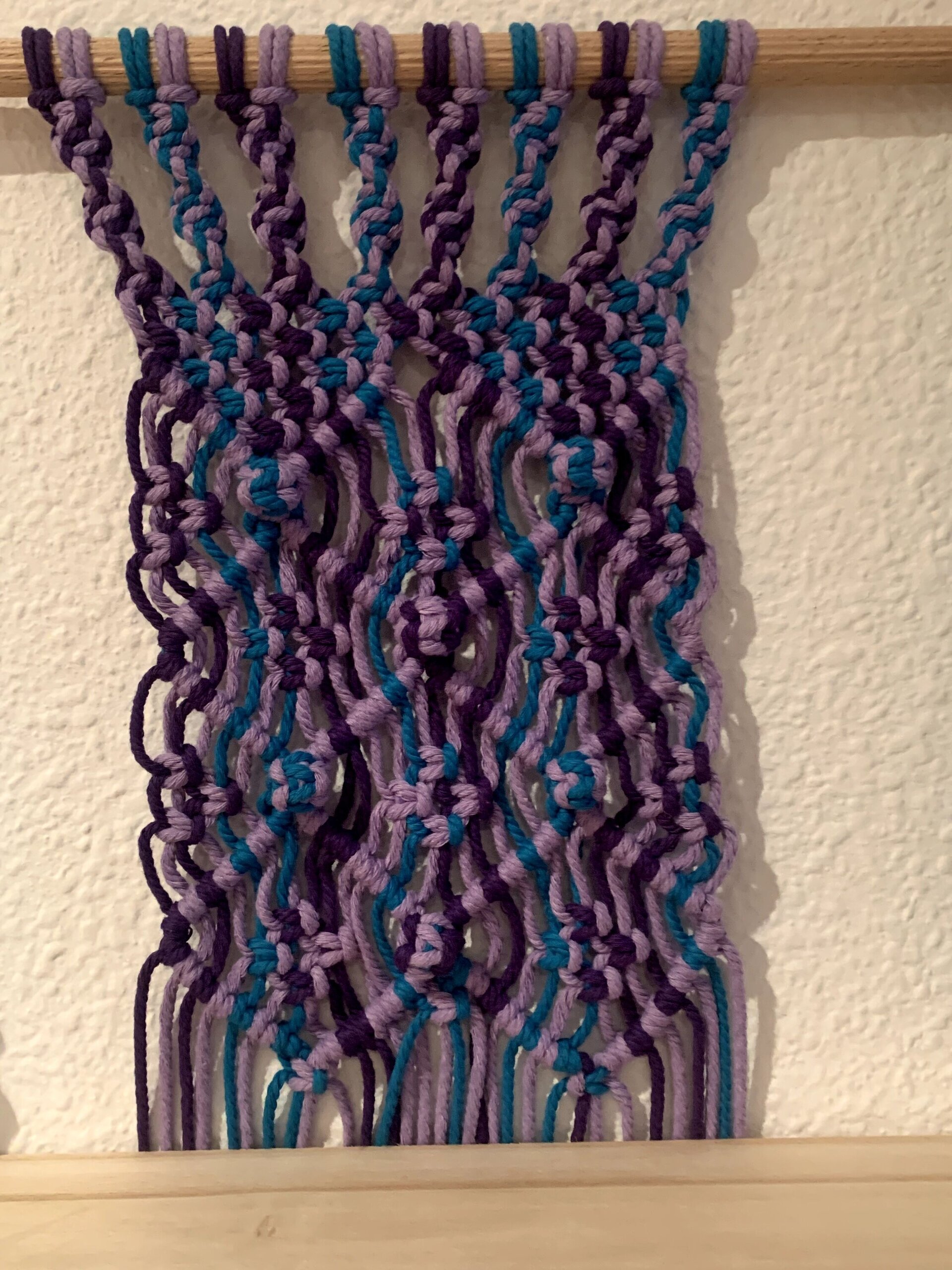 Tapiz Estante macrame azul, lila y morado - 3