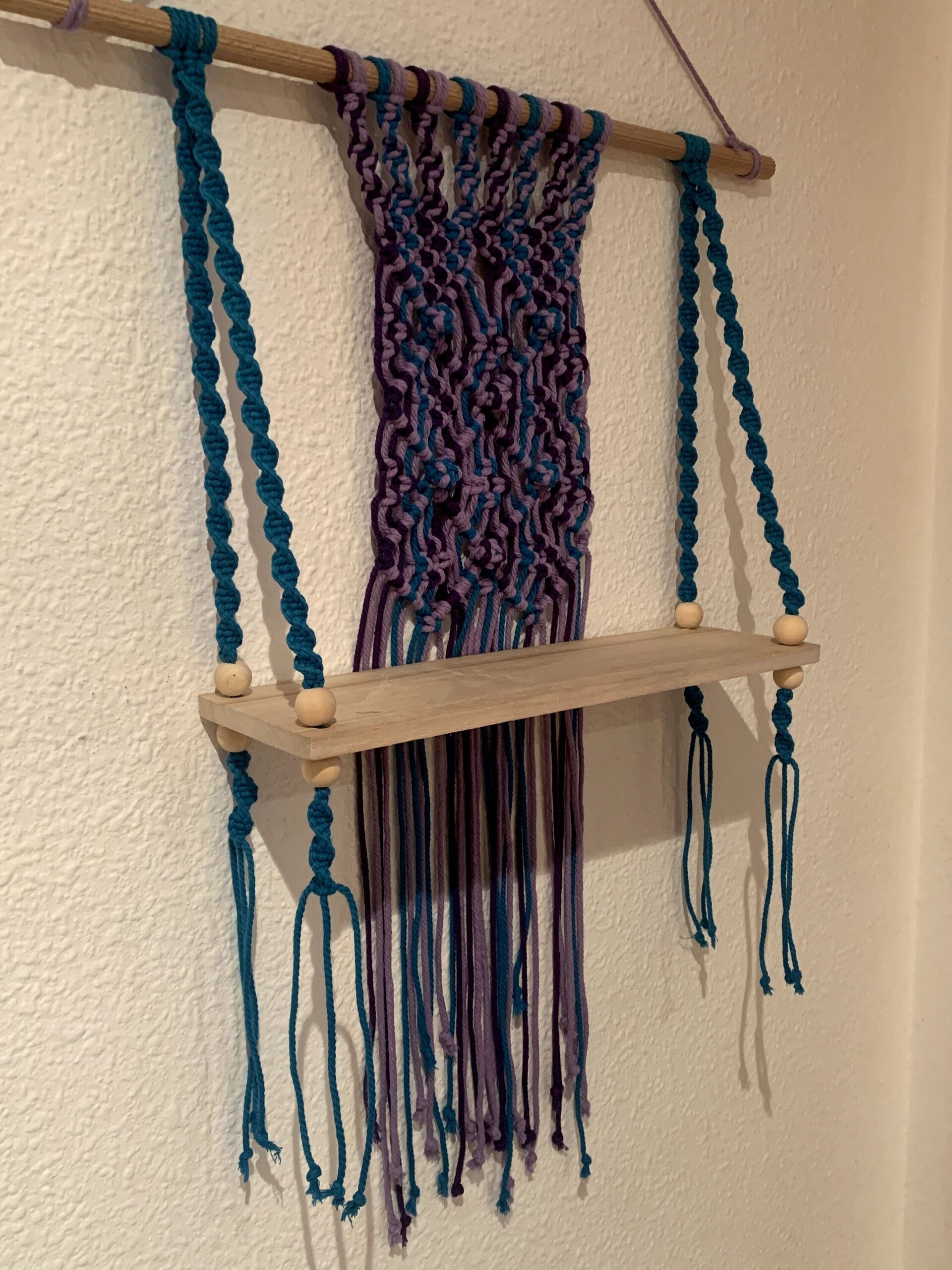 Tapiz Estante macrame azul, lila y morado - 5